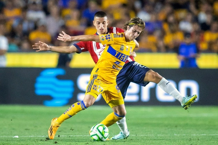 Sebastián Córdova, quien enfrenta la marca del rojiblanco Roberto Alvarado, rompió su racha goleadora y no logró anotar ayer. Foto Afp