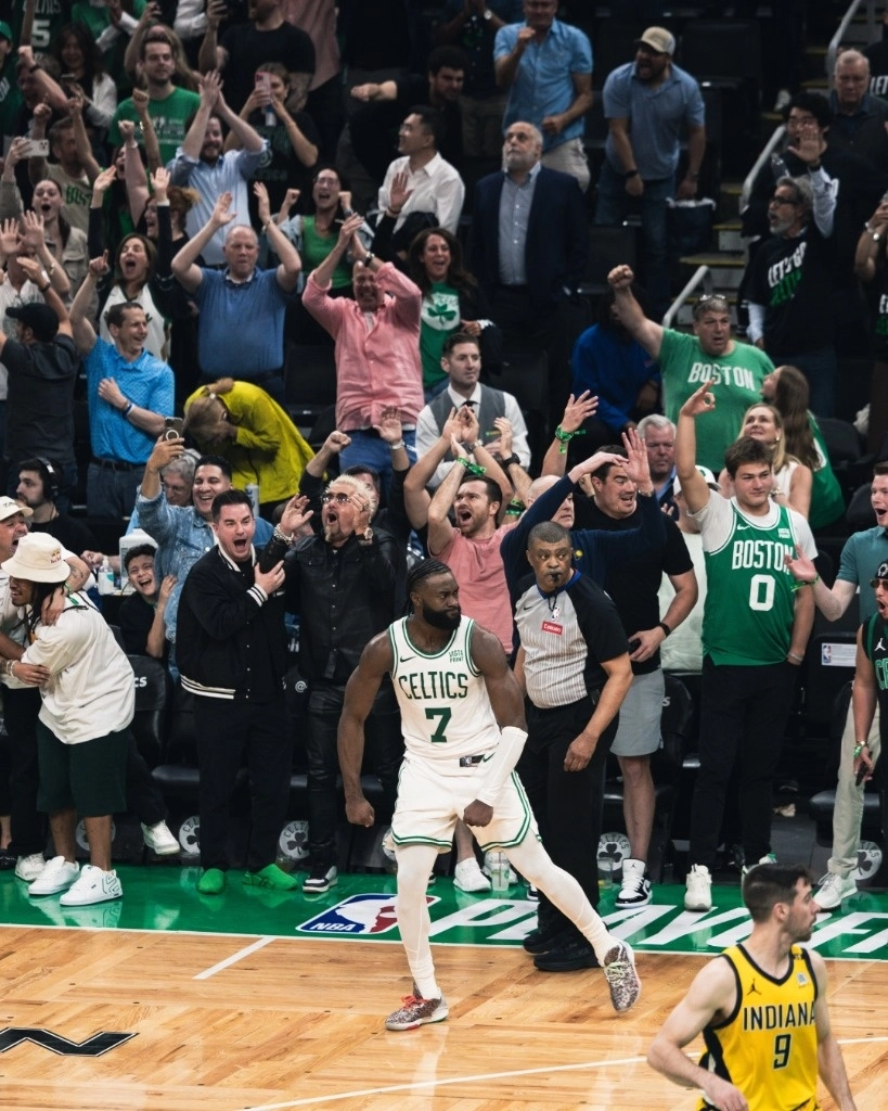 El basquetbolista de los Celtics de Boston, Jaylen Brown durante una jugada en el encuentro. Foto tomada de la cuenta de X @celtics