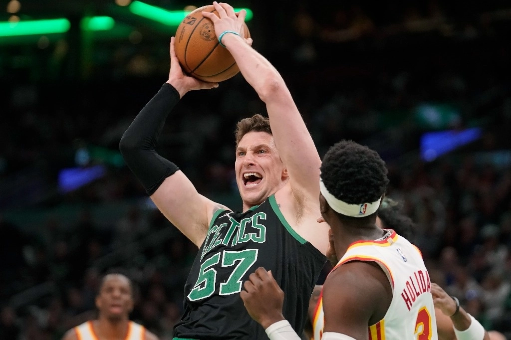 Mike Muscala de los Celtics de Boston gana un rebote en el primer duelo de la serie de postemporada ante Hawks de Atlanta. Foto Ap / Archivo