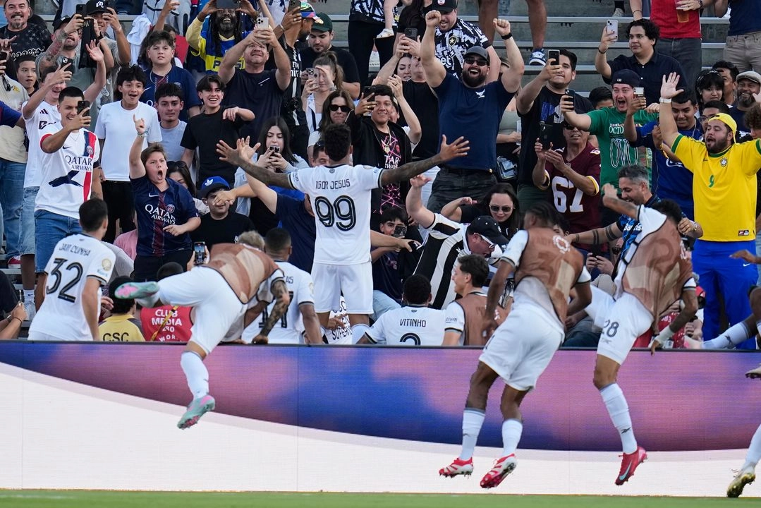 El delantero brasileño Igor Jesus (99) marcó, a los 36 minutos, un gol inolvidable para derrumbar al vencedor de la Liga de Campeones de Europa. Foto