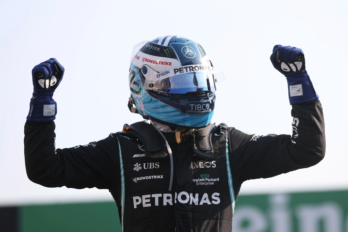 Valtteri Bottas de la escudería Mercedes celebra su primer lugar en el ‘sprint’ clasificatorio del GP de Italia. Foto Ap