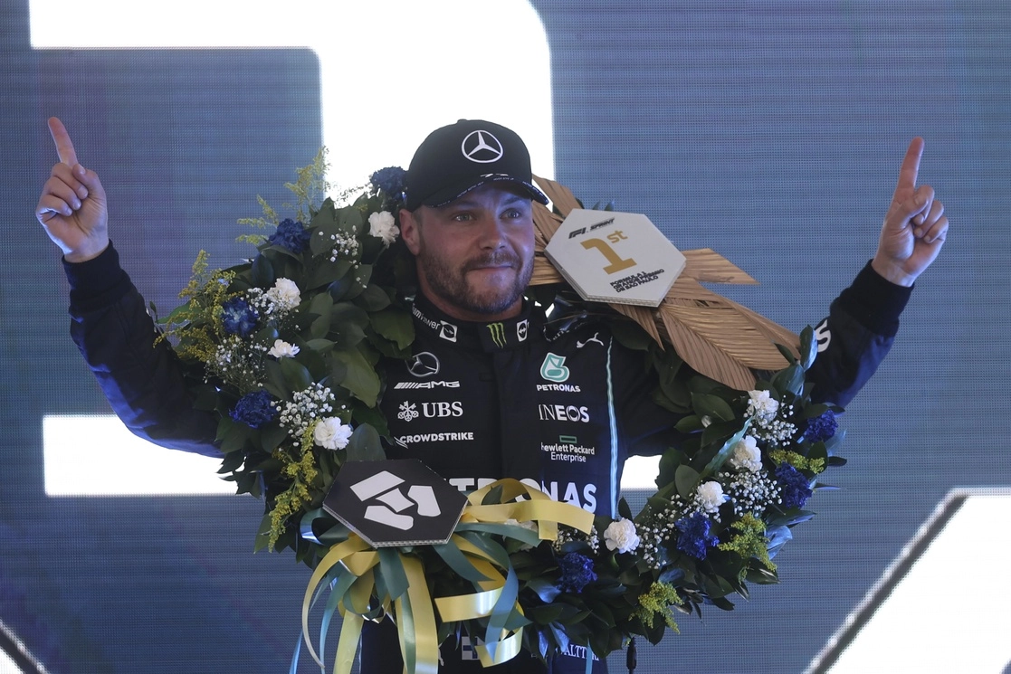 Valtteri Bottas de la escudería Mercedes se llevó la ‘pole position’ para el GP de Brasil. Foto Ap 