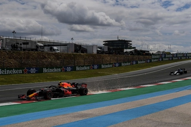 La segunda línea en la parrilla de salida del tercer GP de 2021 estará ocupada por los Red Bull del neerlandés Max Verstappen y del mexicano Sergio Pérez (en la imagen). Foto Afp