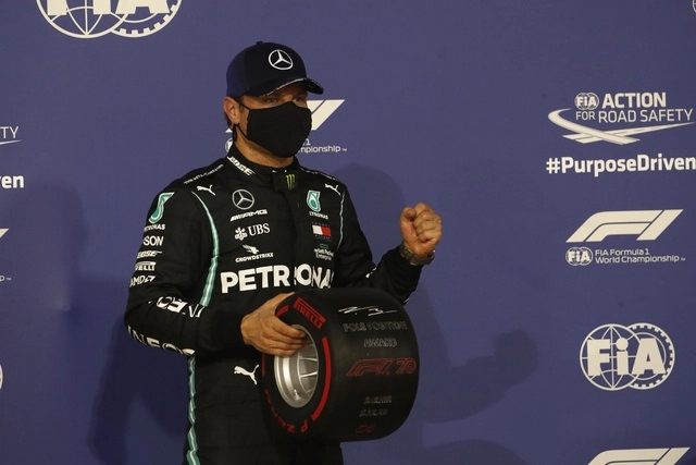 El finlandés Valtteri Bottas logró su quinta ‘pole position’ de la temporada de Fórmula 1, en la penúltima prueba, el Gran Premio de Sakhir en Baréin, aprovechando la ausencia del campeón, su compañero Lewis Hamilton, positivo por Covid-19. Foto Hamad Mohammed, Pool vía Ap
