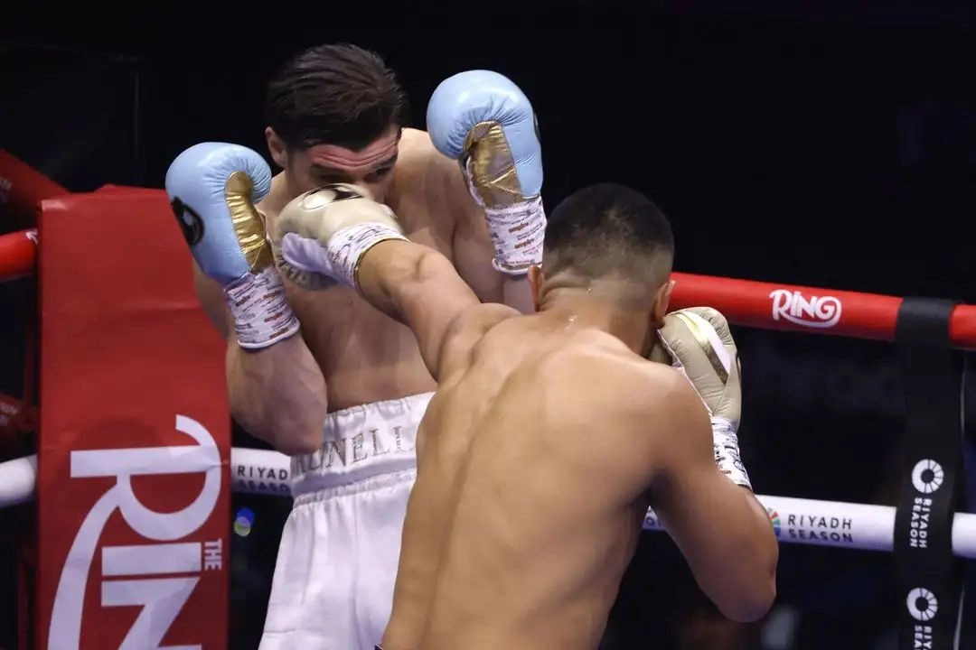 El mexicano Jaime Munguía golpea al francés Bruno Surace (izq.) durante su combate de peso supermediano en The Venue, Riad, el 4 de mayo de 2025. Foto 
