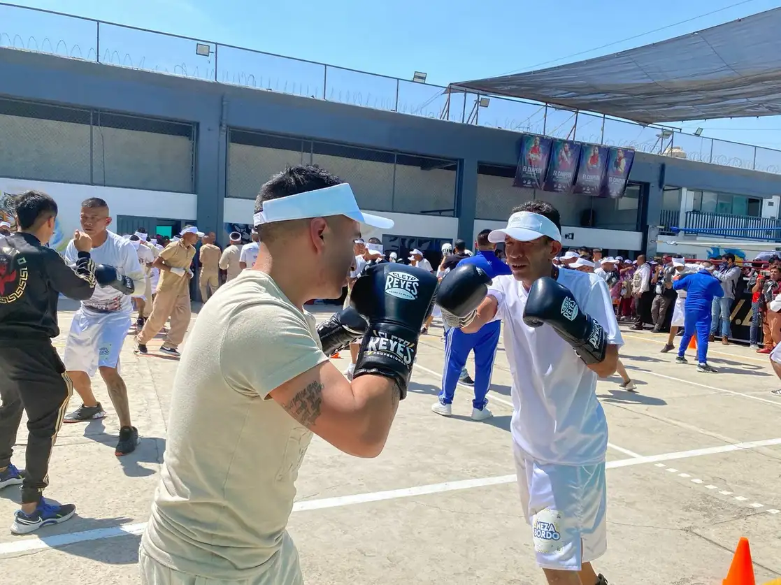 En la graduación de los que terminaron el programa Nocaut... y el inicio de una nueva camada en el penal Neza Bordo, los participantes dieron una exhibición y un par de peleas. Un programa que utiliza el boxeo y el perdón como instrumentos de cambio en las personas. Foto Juan Manuel Vázquez