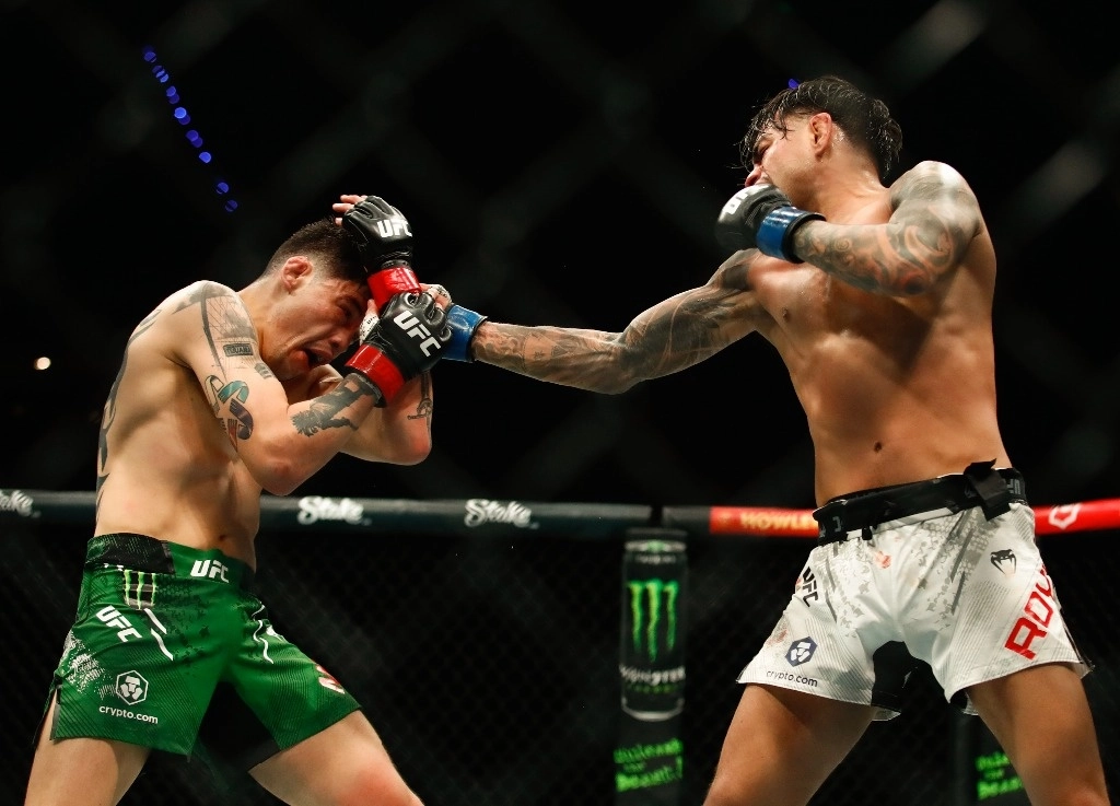 Escurridizo para evitar derribos y hábil para la trompada, a Moreno no le alcanzó para evitar una derrota que sufrió con toda su afición. Foto Víctor Camacho.