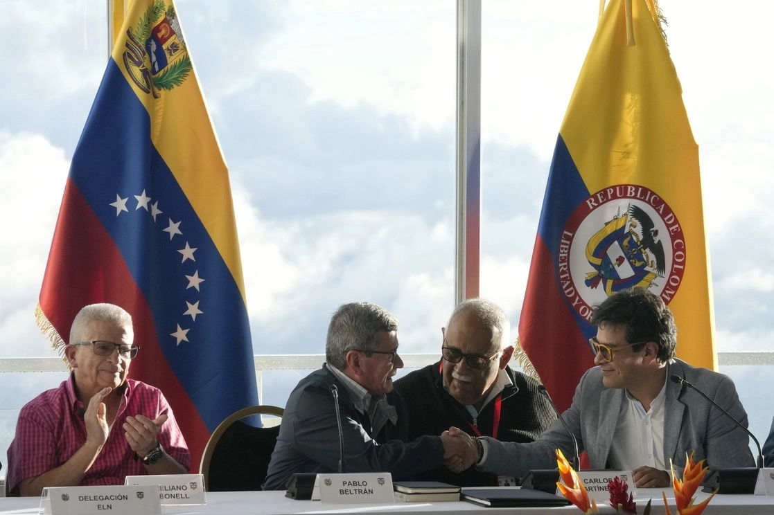Pablo Beltrán, del ELN, e Iván Danilo Rueda, alto comisionado para la Paz en representación del gobierno colombiano (derecha), durante la reanudación de las conversaciones de paz. Foto Ap / Archivo