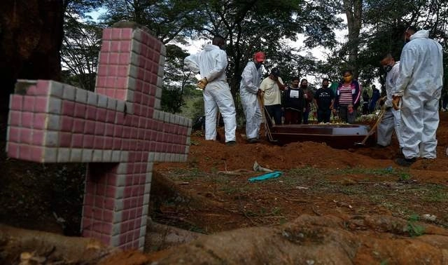 Entierro de cadáveres de personas fallecidas por Covid-19 en el cementerio Vila Formosa, en Sao Paulo, Brasil. Foto Afp