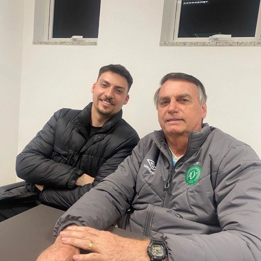 Renan Bolsonaro tiene 25 años y es el único de los cuatro hijos del ex presidente que no se dedica a la política. En la imagen, junto a su padre, el ex presidente Jair Bolsonaro. Foto tomada de X.