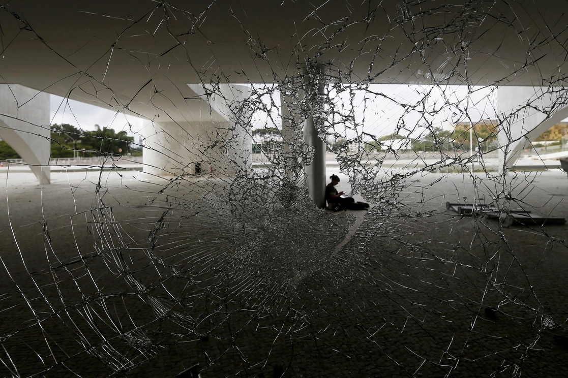 Imagen de un vidrio destrozado en el Palacio de Planalto, en la capital Brasilia, tras la invasión de los edificios gubernamentales por simpatizantes del ex presidente brasileño Jair Bolsonaro. Foto Xinhua.