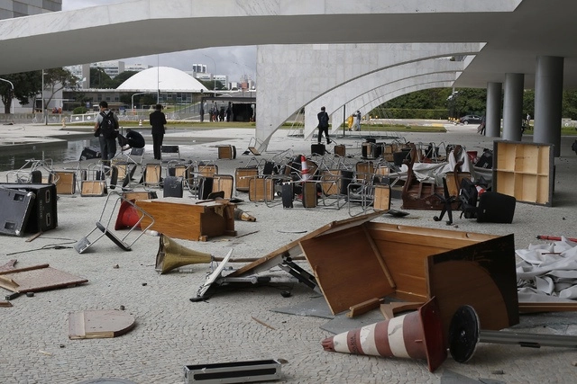 Destrucciones que dejó la invasión de un grupo de ultraderecha al Palacio de Planalto en Brasilia, Brasil. Foto Xinhua