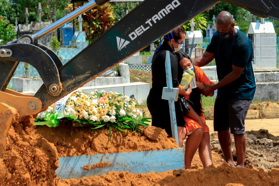 Familia de Manaos, capital de Amazonas, llora a su familiar muerto por Covid-19 en un cementerio. Foto Afp