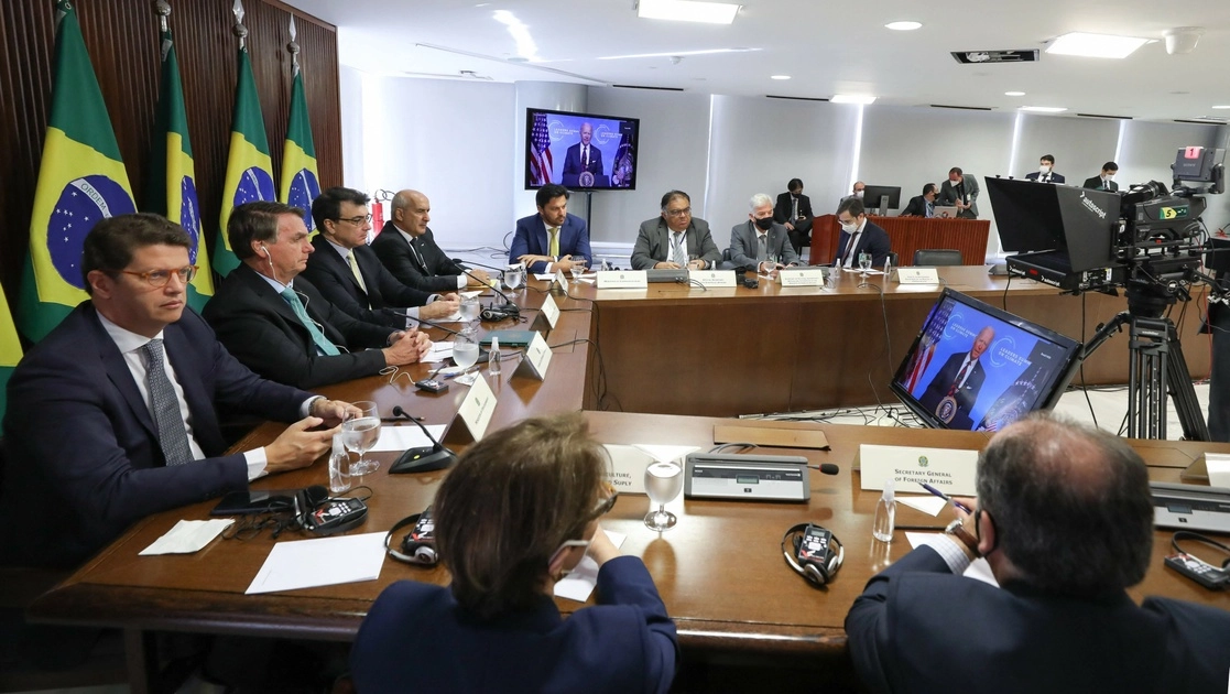 Jair Bolsonaro y miembros de su gobierno participan en la cumbre virtual convocada por Joe Biden, presidente de EU. Foto Afp