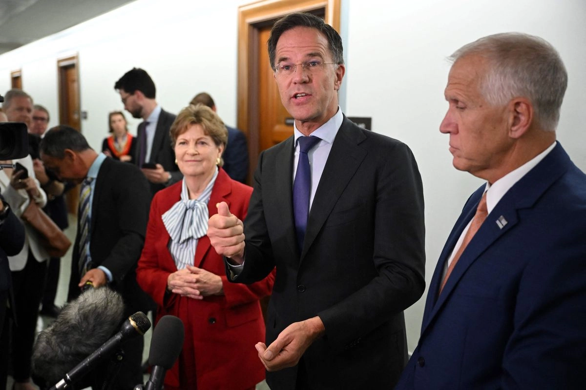 El secretario general de la OTAN, Mark Rutte (centro), ofrece una conferencia de prensa con los senadores estadounidenses Thom Tillis (derecha) y Jeanne Shaheen, en el Capitolio, el 15 de julio de 2025. Foto  