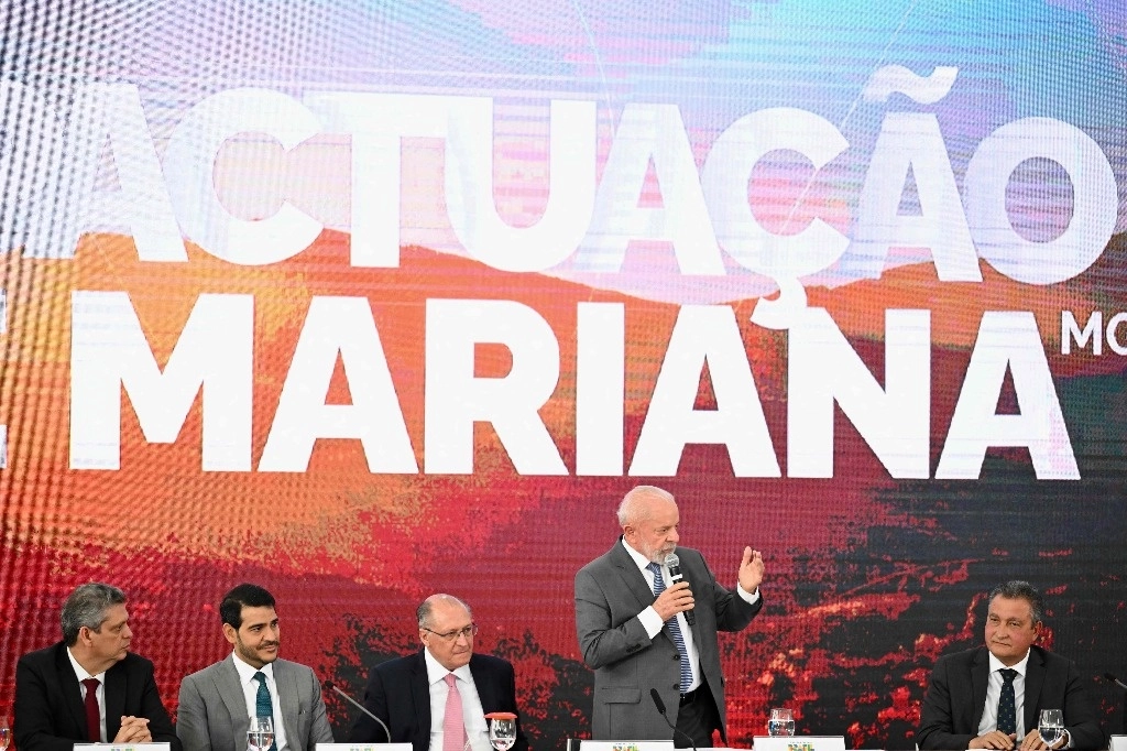 El presidente de Brasil, Luiz Inácio Lula da Silva, asistió en Brasilia a la ceremonia de firma del acuerdo, en la que el gobierno informó que el primer pago de 5 mil millones de reales deberá efectuarse en un plazo de 30 días. Foto Afp.