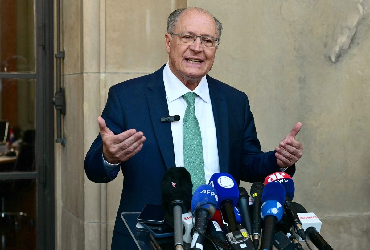 El vicepresidente y ministro de Industria de Brasil, Geraldo Alckmin, afirmó este sábado que la reducción de aranceles anunciada por el presidente, Donald Trump, avanza en la dirección correcta, pero sigue siendo insuficiente para corregir lo que calificó como una “distorsión” que perjudica la competitividad de los productos brasileños.