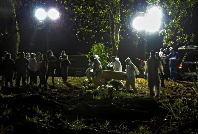 Entierran a personas fallecidas por Covid-19 en el cementerio Vila Formosa, en Sao Paulo, Brasil. Foto Afp
