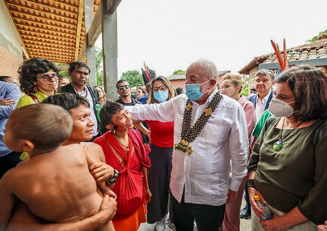 El presidente de Brasi, Luiz Inácio Lula da Silva, visita en hospitales de Boa Vista, estado de Roraima, a indígenas yanomamis enfermos. Foto Afp