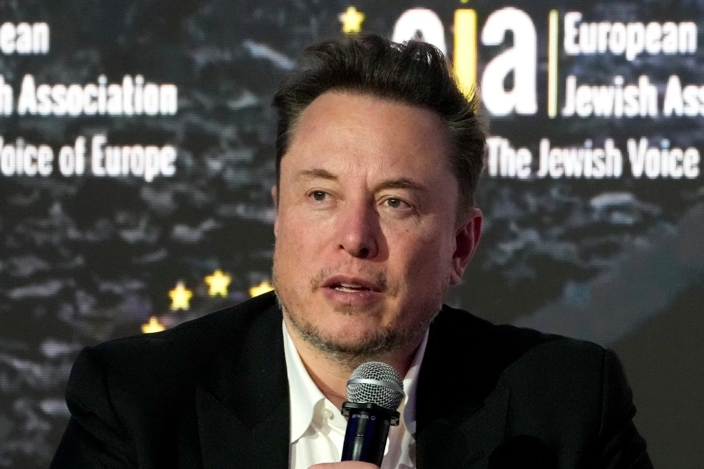 “Estamos levantando todas las restricciones. Este juez ha aplicado fuertes multas, amenazado con arrestar a nuestros empleados y cortar el acceso para X en Brasil”, escribió Musk en un post en la red social. Foto Ap.