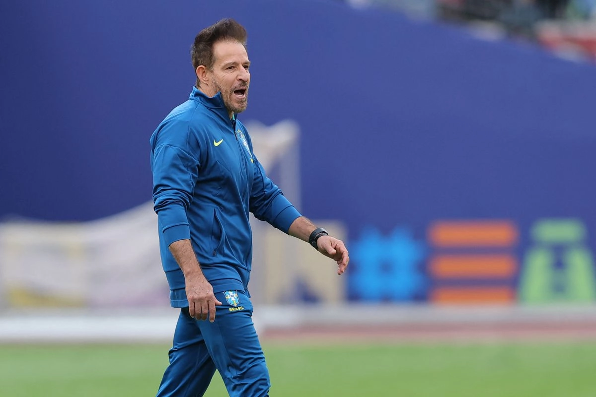 El seleccionador brasileño, Ramón Menezes, hace un gesto tras la derrota en el partido de la Copa Mundial Sub-20 de la FIFA 2025 entre España y Brasil, en el Estadio Nacional de Santiago, el 4 de octubre de 2025. Foto 