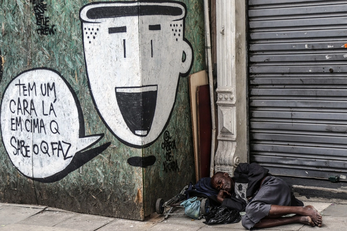  Un hombre sin hogar duerme en la calle, en Sao Paulo, Brasil. Foto Xinhua