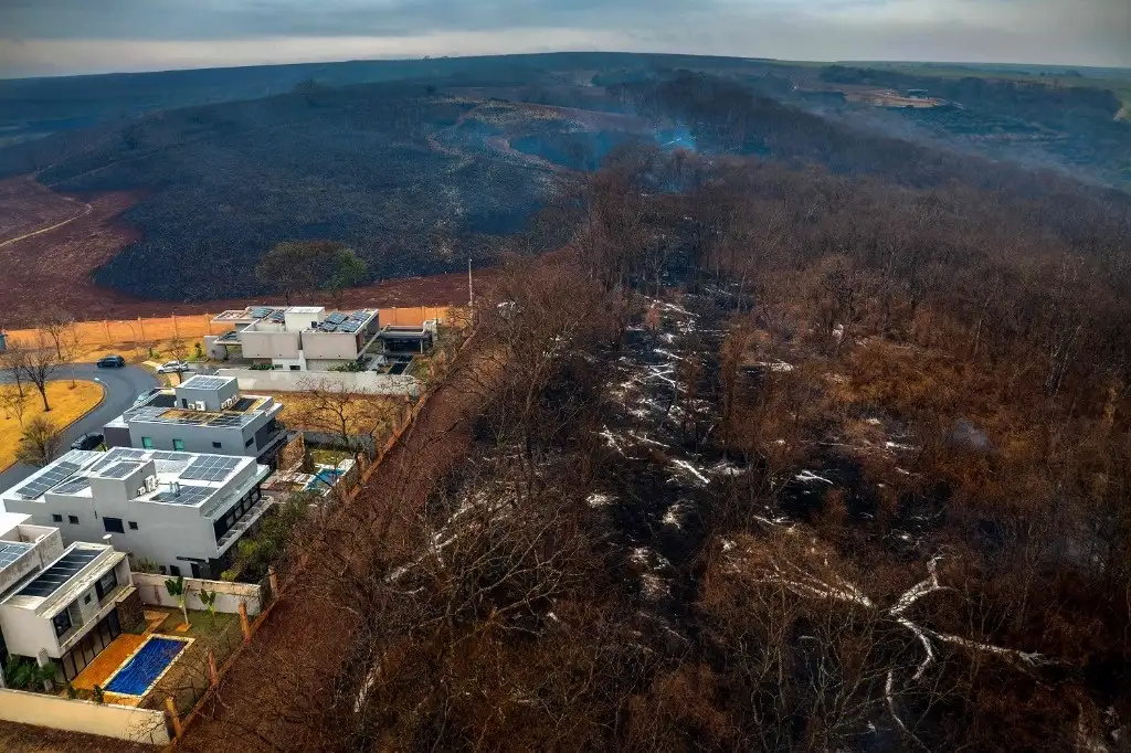 Vista aérea de vegetación quemada junto a un condominio de lujo en la ciudad de Ribeirao Preto, estado de Sao Paulo, en Brasil, el 25 de agosto de 2024. Foto Afp 