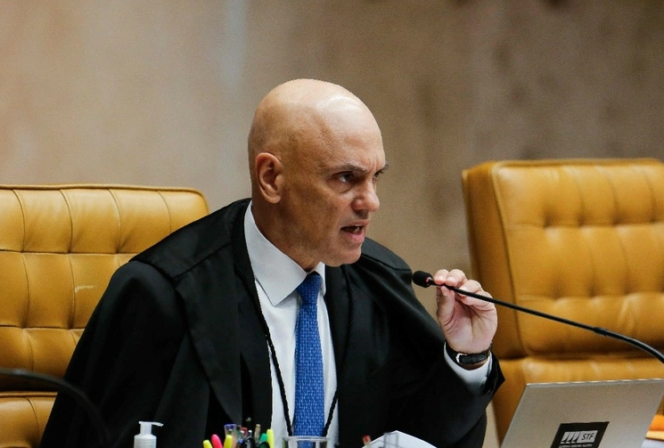 El presidente del Tribunal Superior Electoral de Brasil, Alexandre de Moraes, habla durante los juicios iniciales sobre los disturbios del 8 de enero perpetrados por partidarios del ex presidente brasileño Jair Bolsonaro. Foto Afp