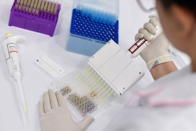 Un investigador trabaja en el diagnóstico de casos sospechosos de Covid-19 en Brasil. Foto Afp 