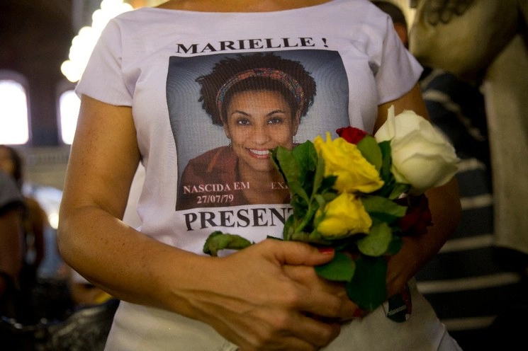 Una mujer porta una camiseta con una fotografía de Marielle Franco. Foto Ap