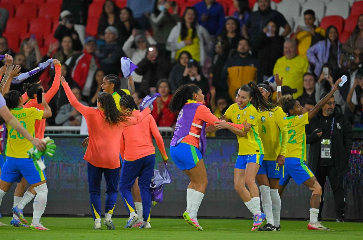 Las jugadoras brasileñas celebran tras ganar la semifinal de la Copa América Femenina 2025 entre Brasil y Uruguay en el Estadio Rodrigo Paz Delgado en Quito el 29 de julio de 2025. Foto