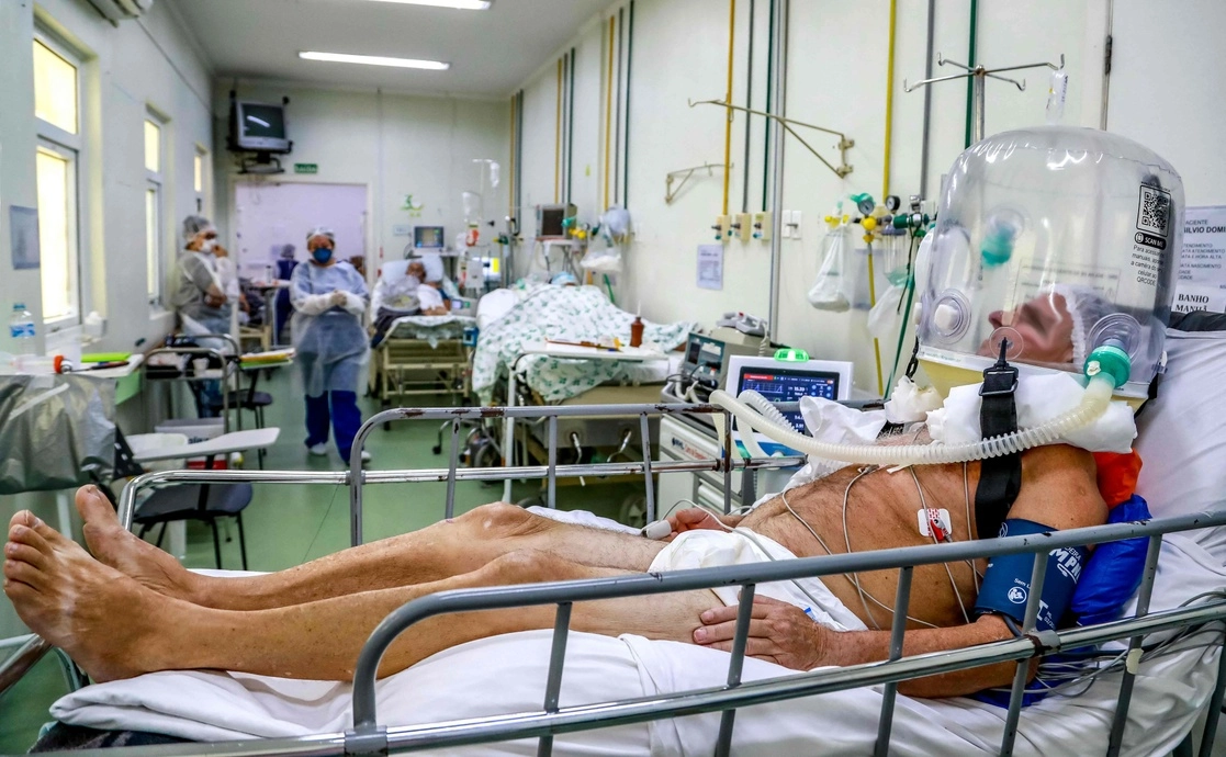 Paciente con Covid-19 en Río Grande del Sur, Brasil, usa una tecnología no invasiva que puede reducir la necesidad de intubación. Foto Afp