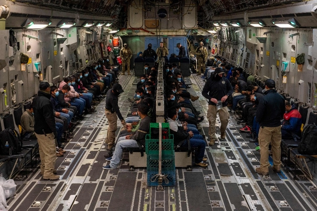 Migrantes indocumentados esperan el despegue de un vuelo de deportación en un avión militar, en el Aeropuerto Internacional de Tucson, Arizona, hace unos días. Foto Afp/DVIDS/Departamento de Defensa 