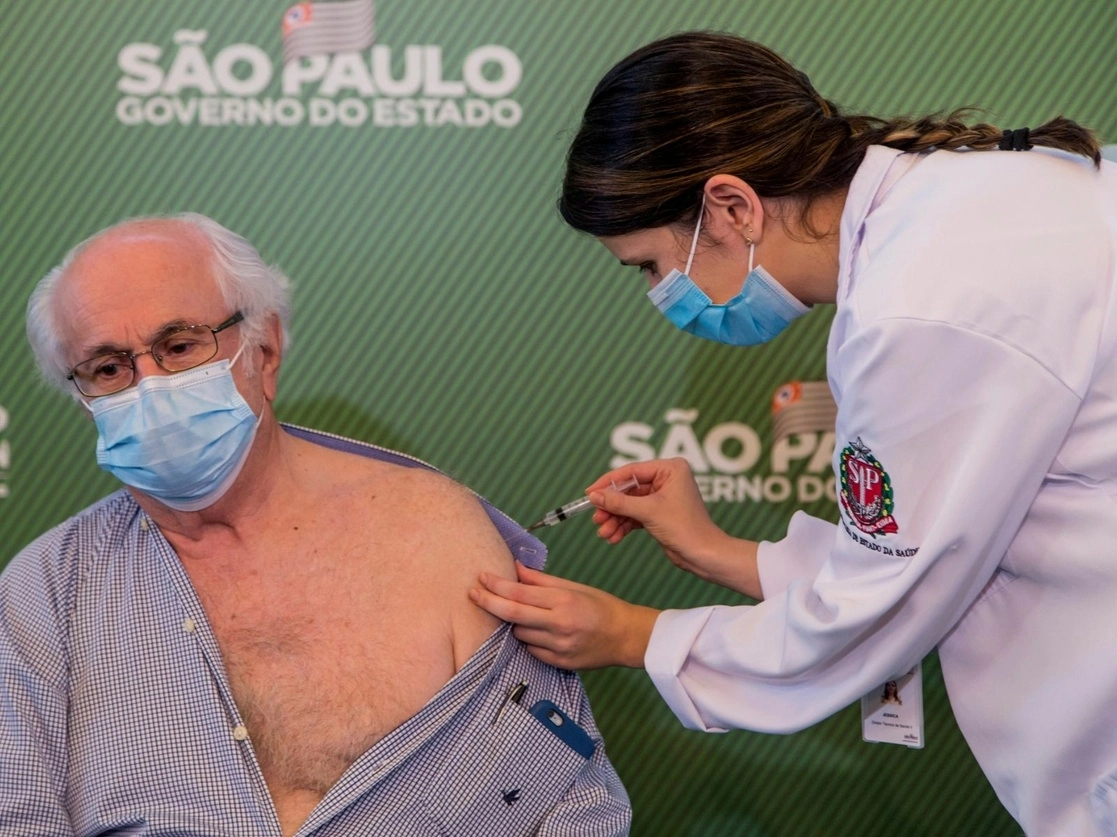 Aplicación de la vacuna del laboratorio chino Sinovac Biotech Ltd ayer en el Hospital das Clínicas en São Paulo, Brasil. Foto Ap