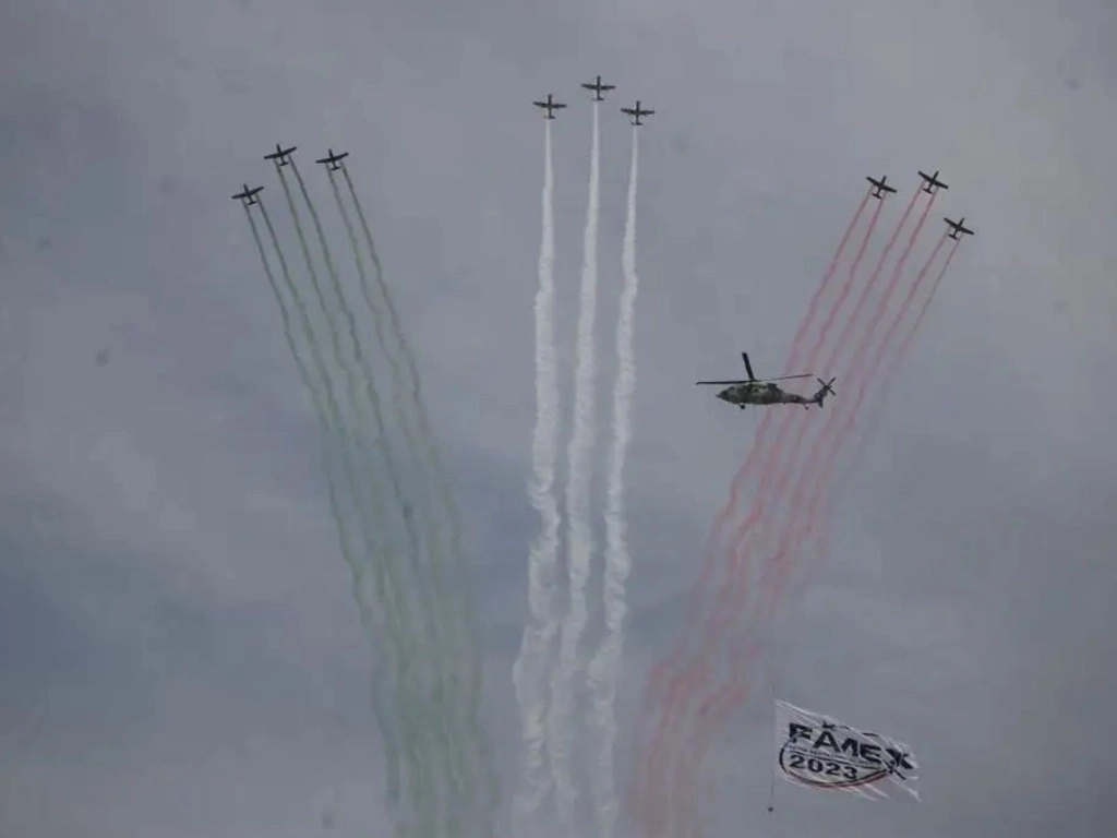 Desfile aéreo durante la edición 2023 de la Famex, en instalaciones de la Base Aérea Militar No. 1, en Santa Lucía, Estado de México. Foto Yazmín Ortega Cortés 