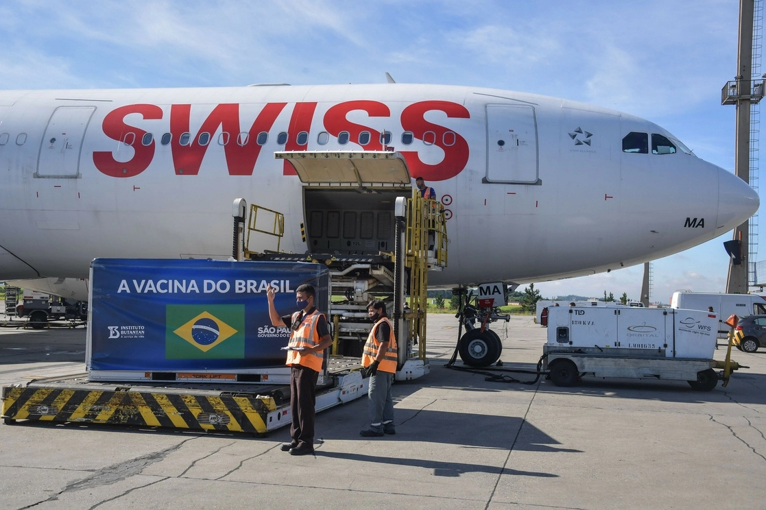 Brasil recibió el viernes pasado un millón 900 mil dosis provenientes de China. Foto Afp