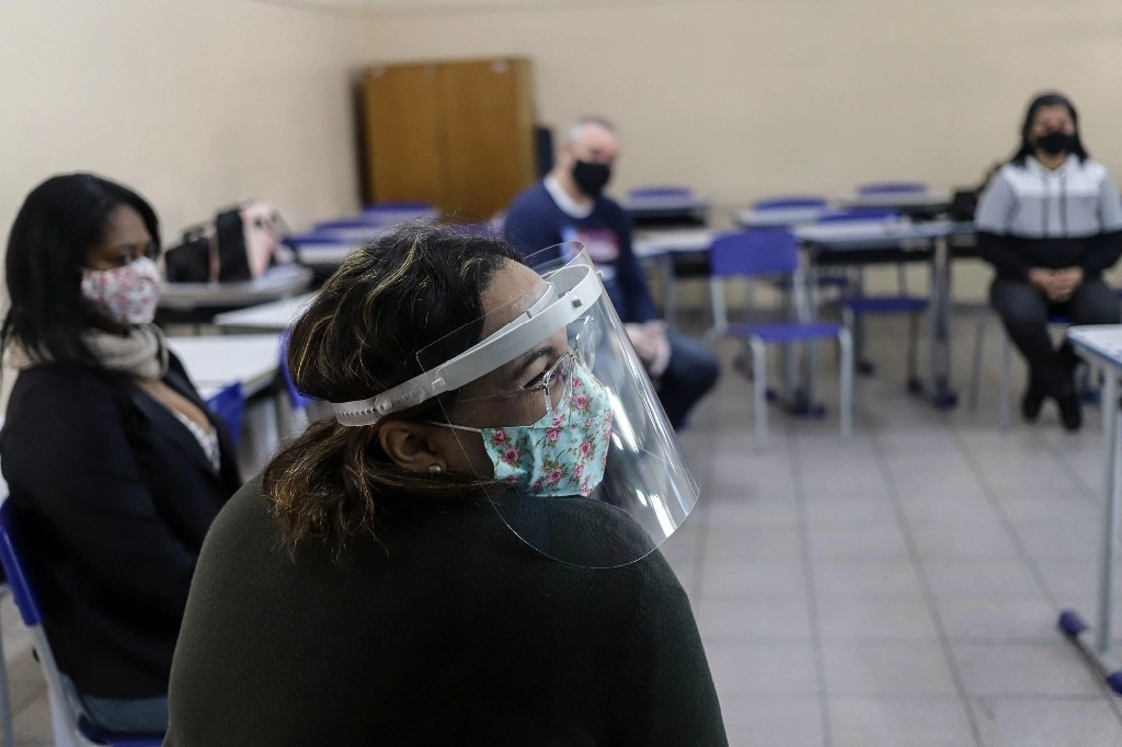Maestros se reúnen para preparar clases en la escuela pública Derville Allegretti, en Sao Paulo. Foto Xinhua