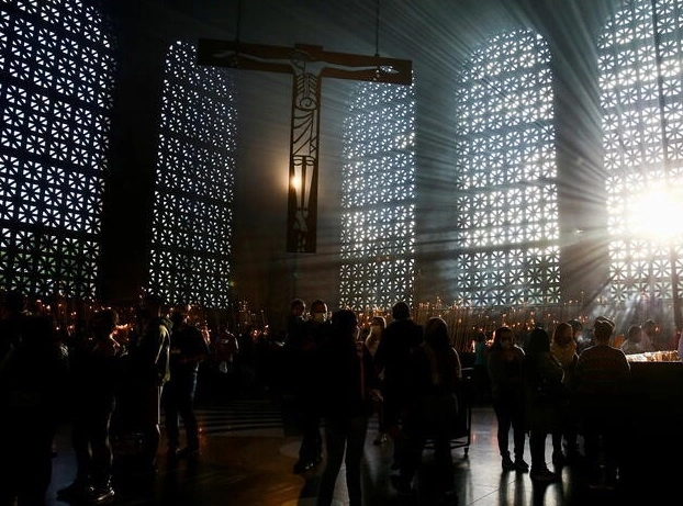 Fieles católicos de visitaron la basílica Nuestra Señora de la Concepción Aparecida, santa patrona de Brasil. Foto Reuters