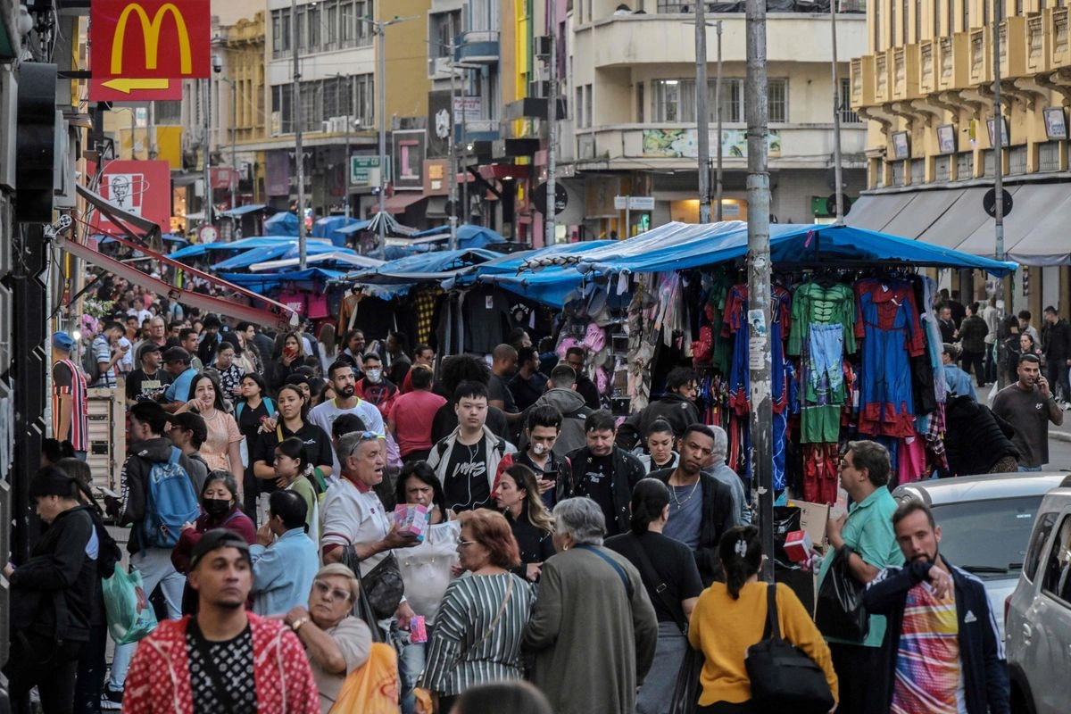 Consumidores en 25 de Marco, una popular calle comercial del centro de São Paulo, Brasil, el 16 de julio de 2025. Foto