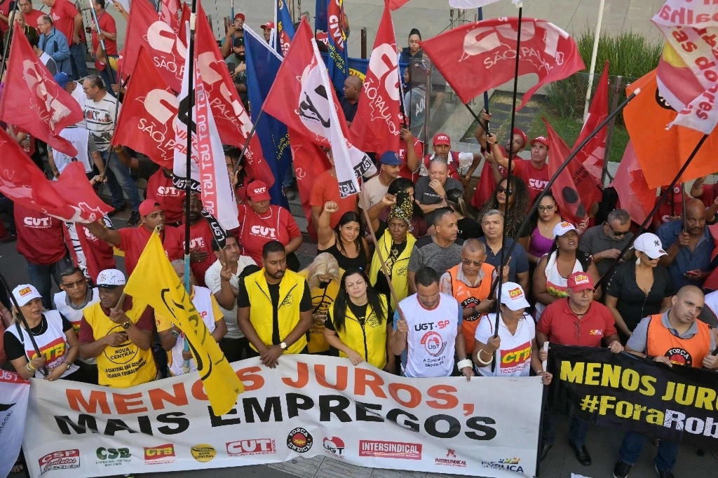 Miembros del sindicato participan en una manifestación contra las altas tasas de interés frente a la sede del Banco Central en Sao Paulo, Brasil, el 18 de junio de 2024.  Foto Afp