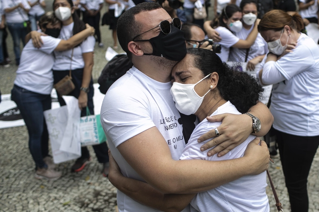 Familiares de fallecidos por Covid-19 protestan en las calles de Río de Janeiro en contra del manejo de la pandemia hecho por las autoridades. Foto Ap