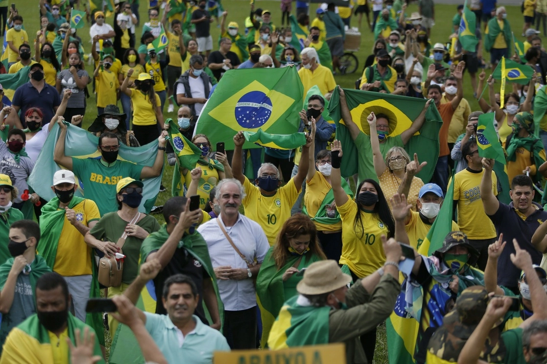 A pesar de la pandemia, los seguidores de Jar Bolsonaro se siguen manifestando en las calles. Imagen de Brasilia. Foto Xinhua