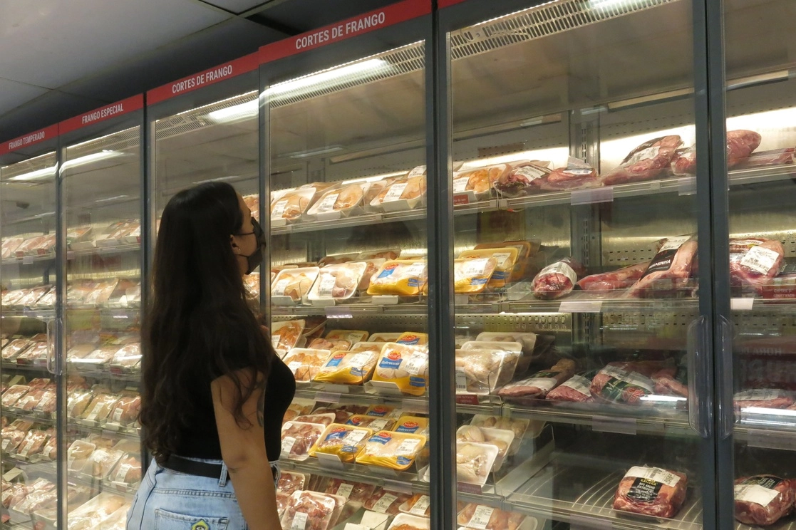 Una mujer se fija en los precios de la carne en un supermercado de Sao Paulo, la ciudad con más contagios de Brasil. Foto Xinhua