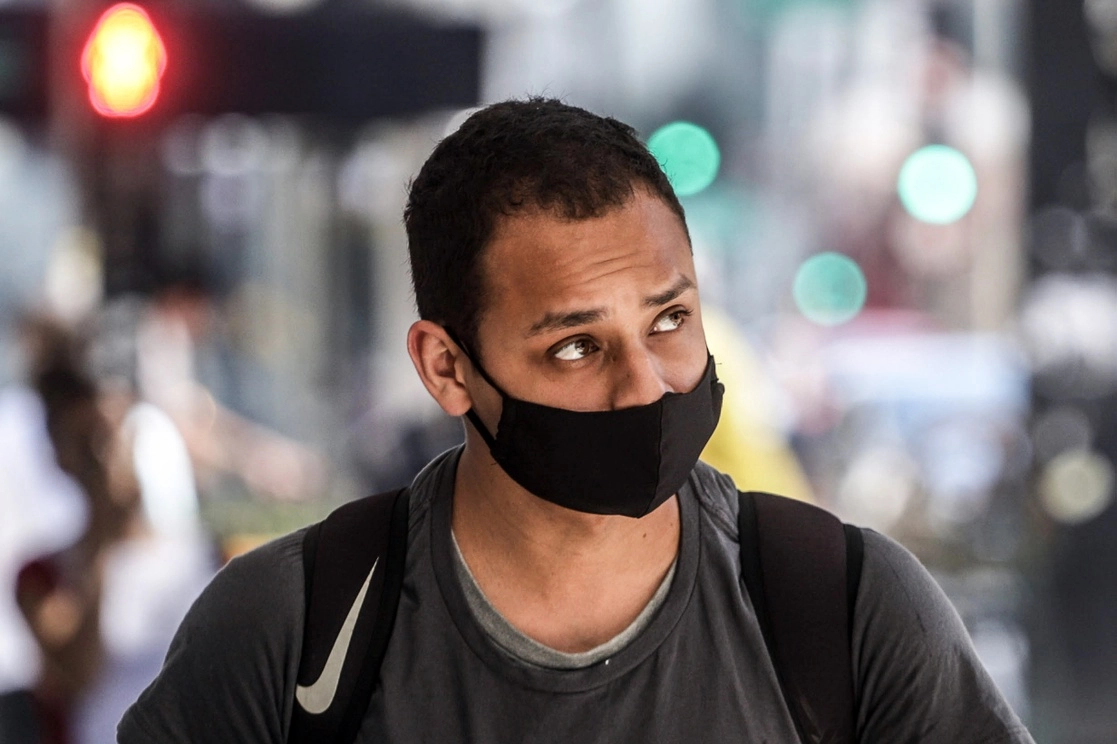 Un hombre camina por una calle, en Sao Paulo. Foto Xinhua