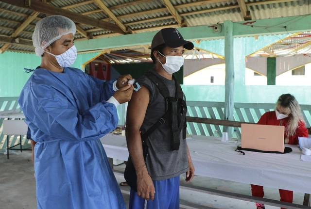 Un joven recibe la vacuna de Sinovac en una región de Manaos, Brasil. Foto Ap