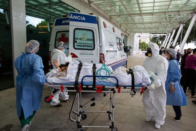 En el hospital 28 de Agosto, en Manaos, estado de Amazonas hay carencia en el suministro de oxígeno para atender la segunda ola de Covid-19. Foto Afp
