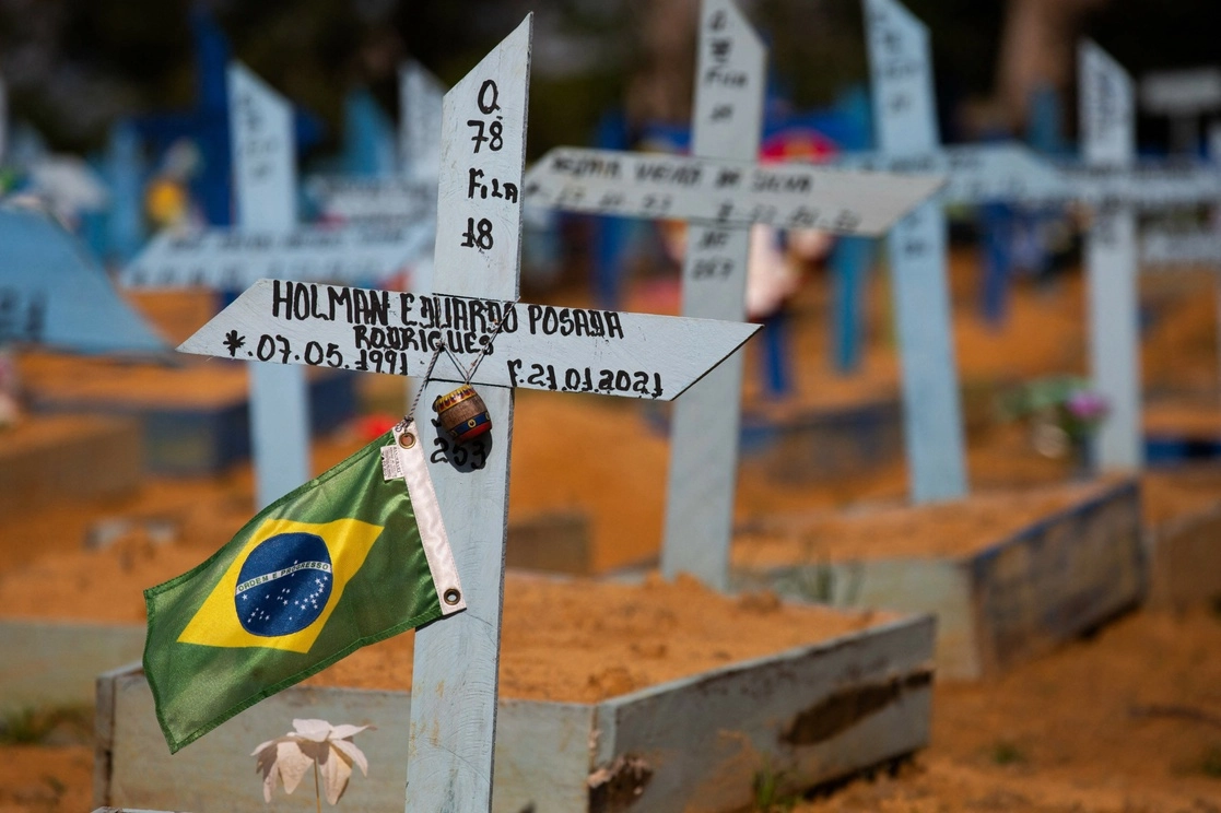 Tumba de una víctima de Covid-19 en un cementerio de la ciudad de Manaos, Brasil. Foto Afp