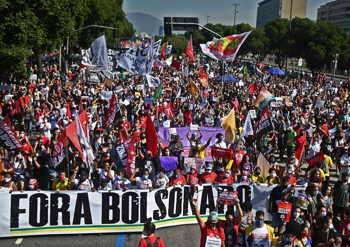 Miles de personas salieron a las calles en Río de Janeiro para protestar contra la gestión de Jair Bolsonaro frente a la pandemia. Foto Afp