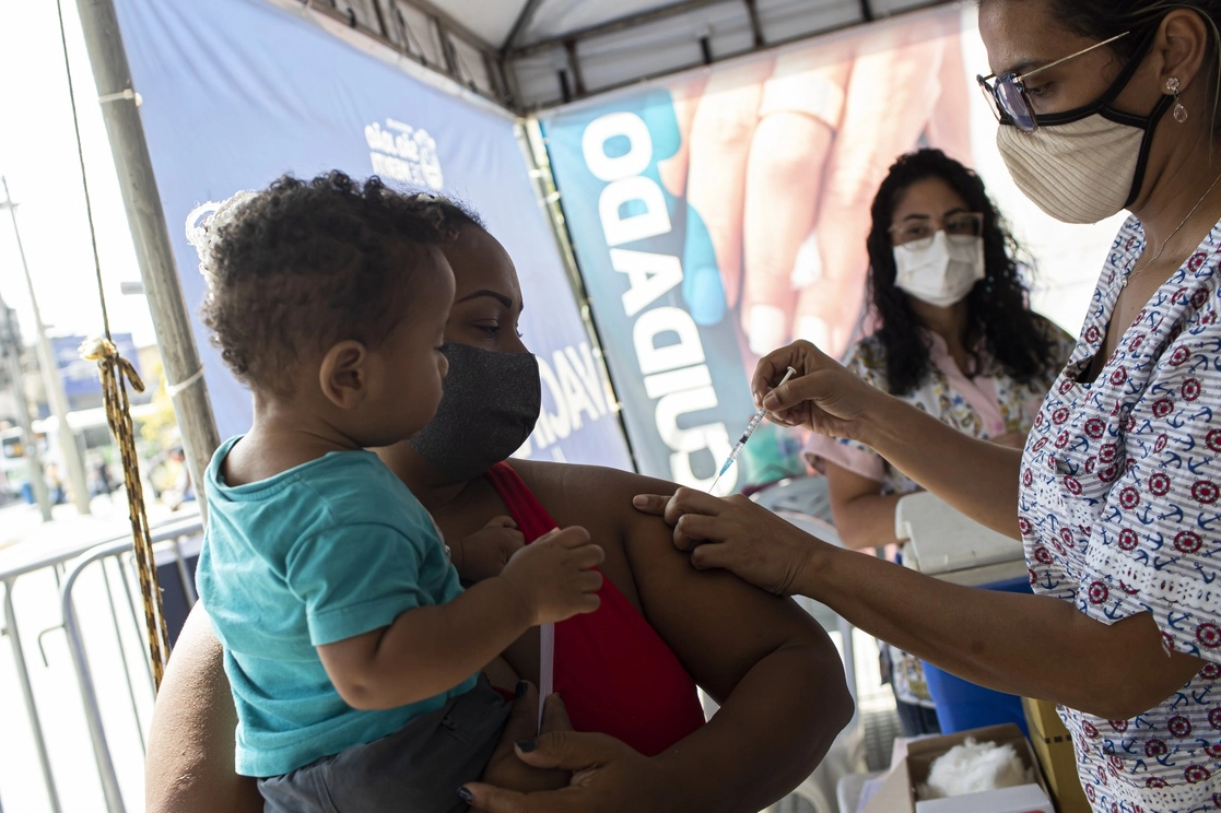 Hasta el momento el 52.2% de la población mayor de edad en Brasil ha recibido al menos una dosis de la vacuna contra el Covid-19. Foto Ap