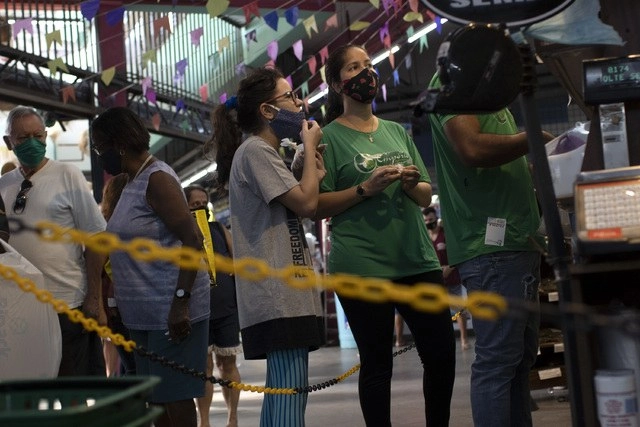 Compradores usan mascarillas al interior del mercado Madureira en Río de Janeiro, Brasil. Foto Ap